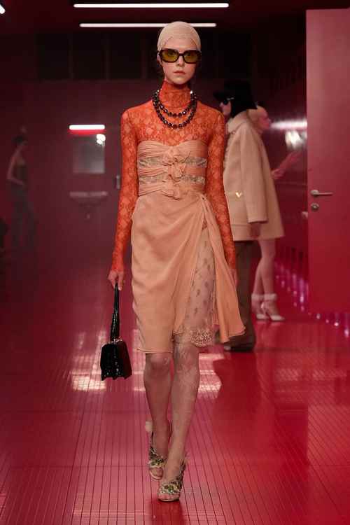 Valentino 2025女装将如何重塑高级时装美学？-图2