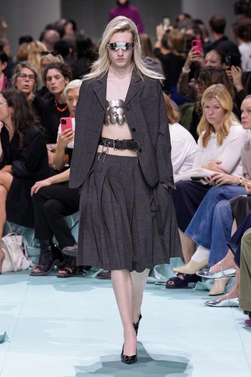 Prada 2025春夏女装，如何定义未来女性形象？-图2