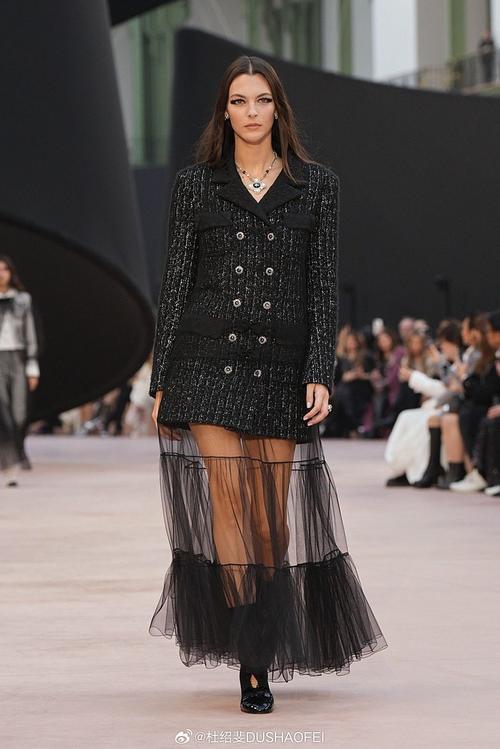 CHANEL 2025秋冬女装秀，经典如何再创新？-图1