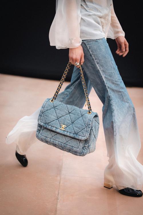 CHANEL 2025秋冬女装秀，经典如何再创新？-图3