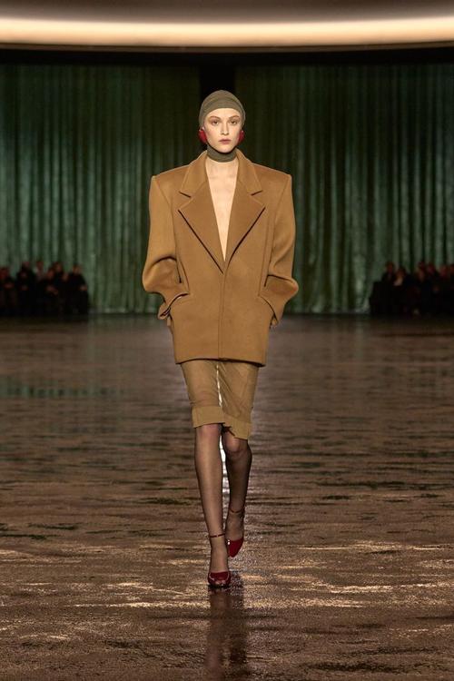 圣罗兰女装，经典与叛逆如何平衡？-图1