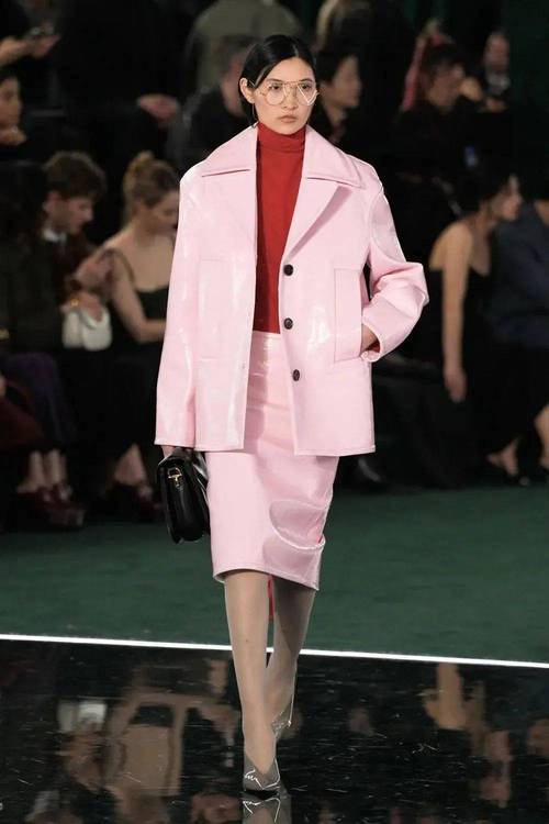 Gucci 2025秋冬女装，如何诠释新季美学？-图1