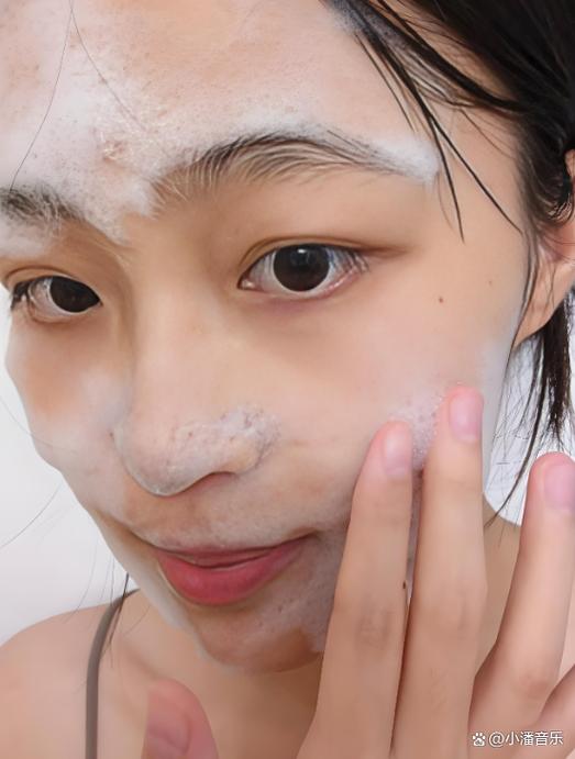 晚上洗脸后护肤品必须擦吗？-图1