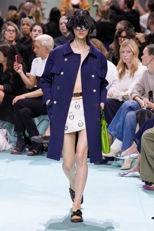 Prada 2025春夏女装，如何定义新女性力量？-图2