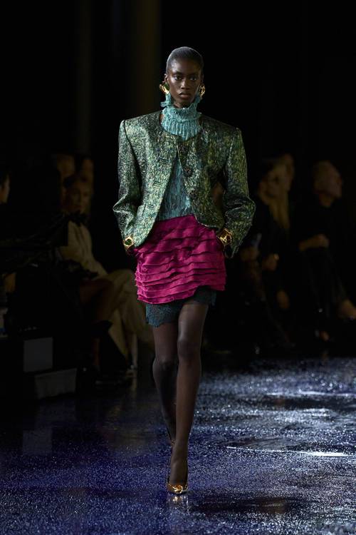 YSL 2025春夏女装如何颠覆传统？-图1