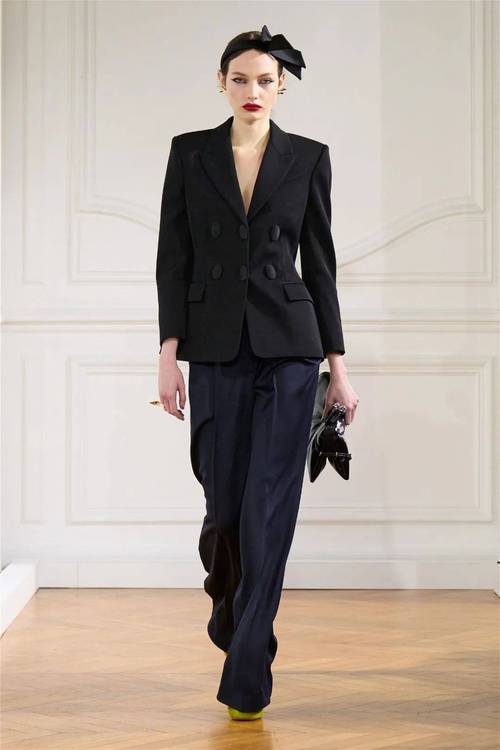 纪梵希女装，经典与摩幻如何交融？-图2