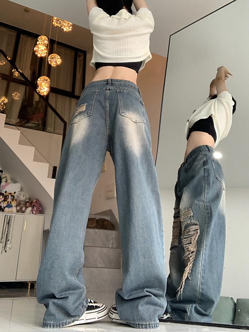 女装宽松破洞牛仔裤怎么搭才显瘦？-图3