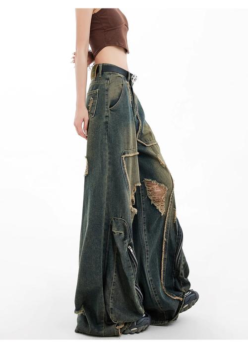 女装宽松破洞牛仔裤怎么搭才显瘦？-图1