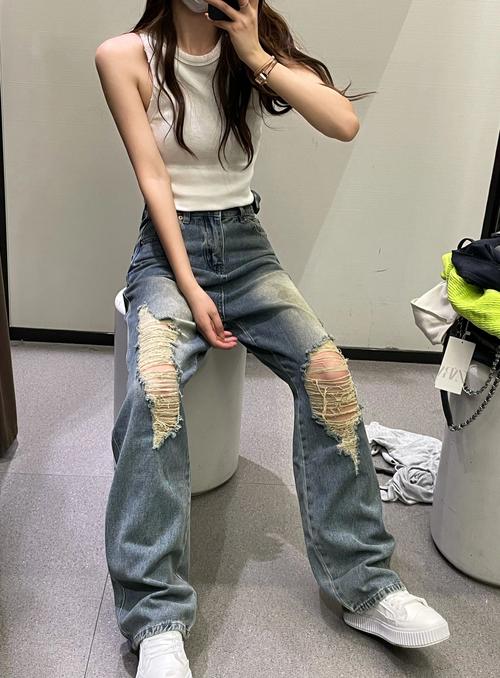 女装宽松破洞牛仔裤怎么搭才显瘦？-图2