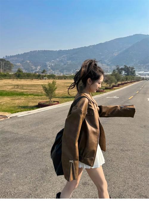 2025秋女装穿搭，如何兼顾时髦与实穿？-图2