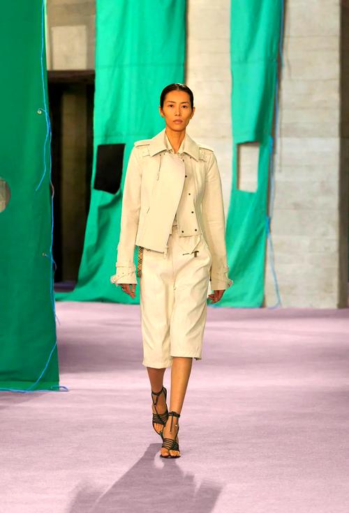 博柏利2025女装秀款有何新突破？-图2