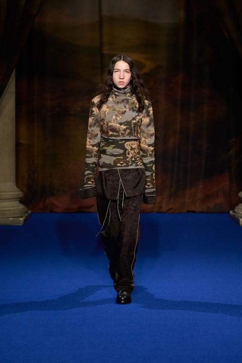 博柏利2025女装秀款有何新突破？-图1