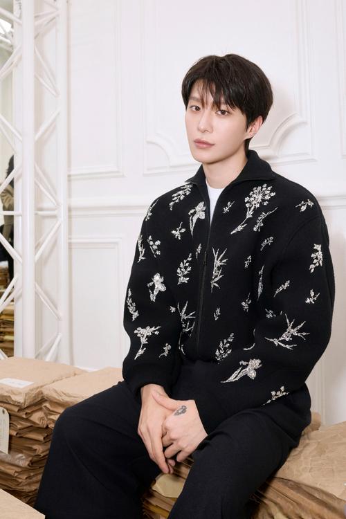 2025冬女装发布会，哪些新趋势将引领潮流？-图1