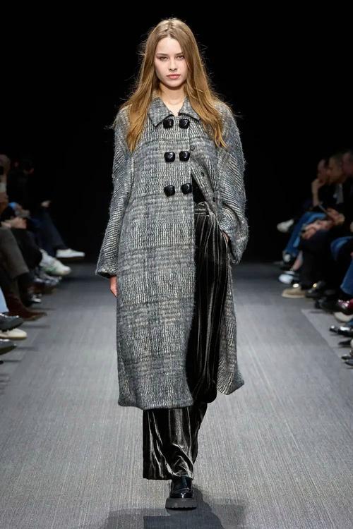 2025秋冬女装周，趋势如何定义女性新形象？-图2