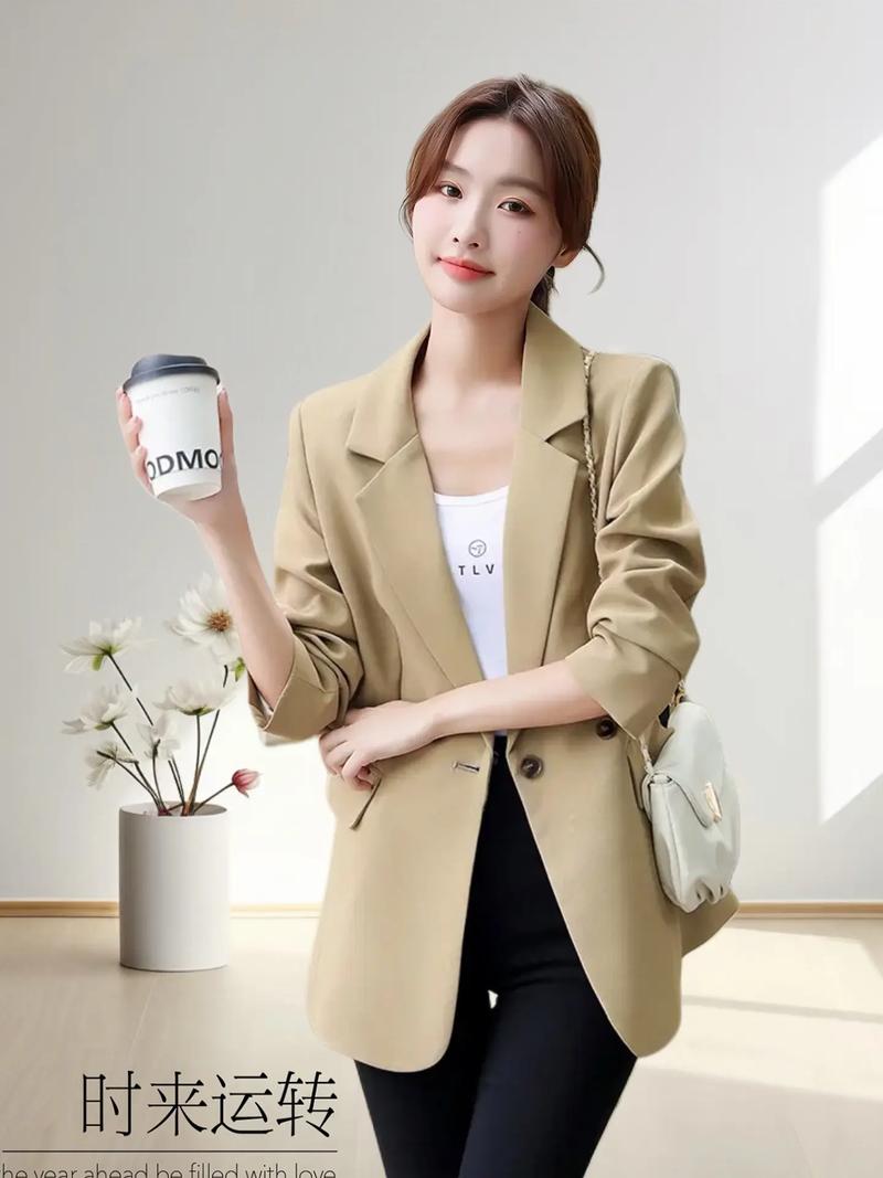 今年秋季女装流行趋势，哪些款式最值得入手？-图1