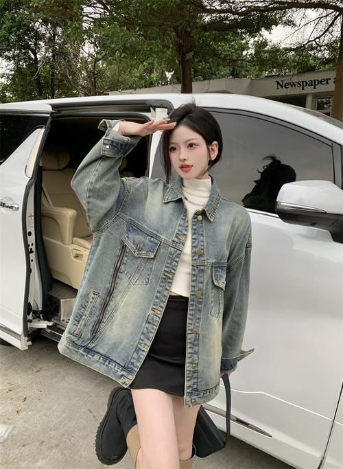牛仔中长款外套女装怎么搭出彩？-图2
