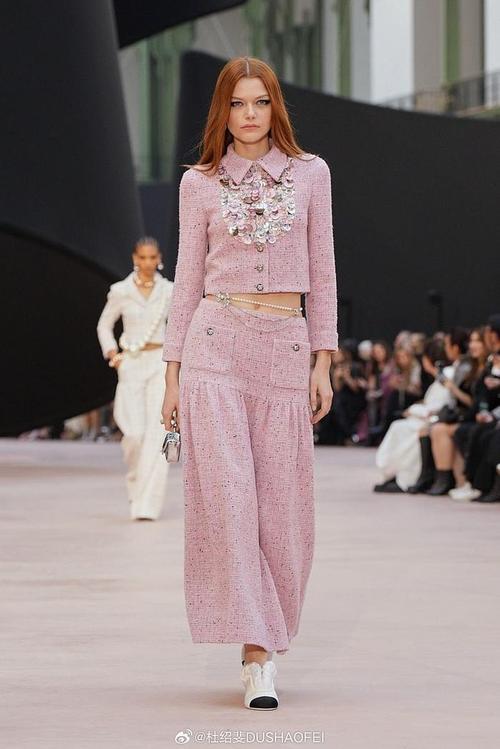 香奈儿2025秋冬女装，如何续写经典与革新？-图1