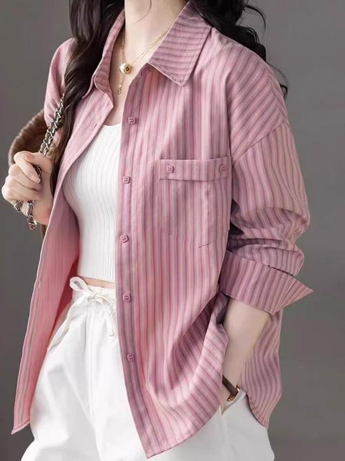 粉色衬衣配什么外套最出彩？-图1