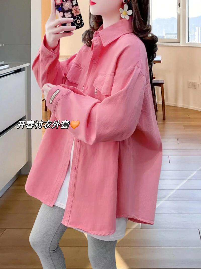 粉色衬衣配什么外套最出彩？-图2