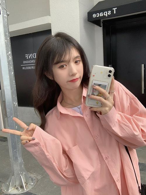 粉色衬衣配什么外套最出彩？-图3