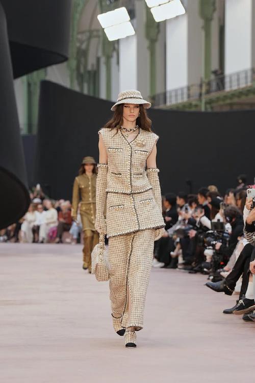香奈儿2025秋冬女装-图1