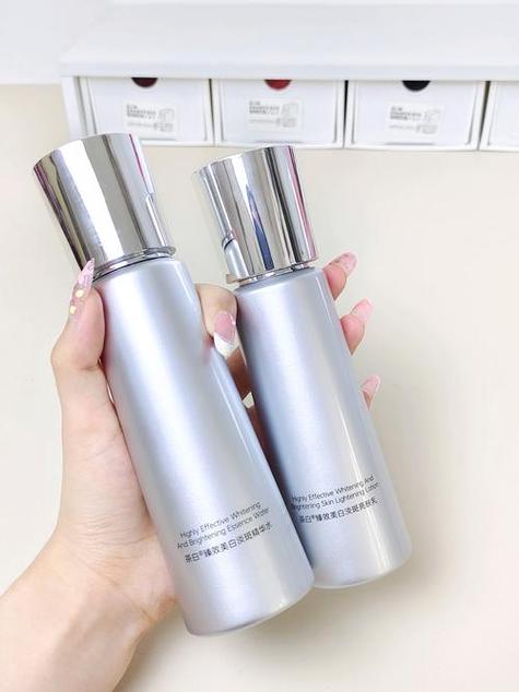 皮肤比较油用什么护肤品-图1