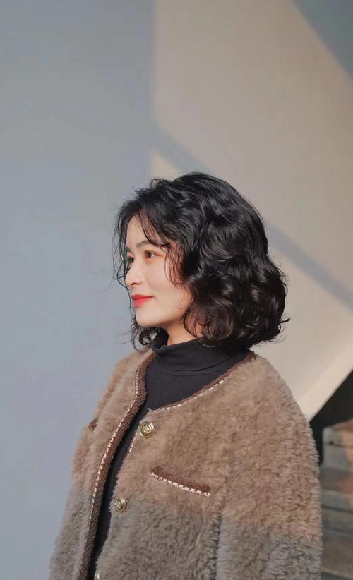 女装卷短发发型图片大全-图1