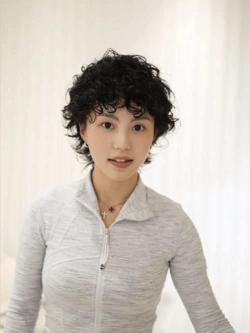 女装卷短发发型图片大全-图2