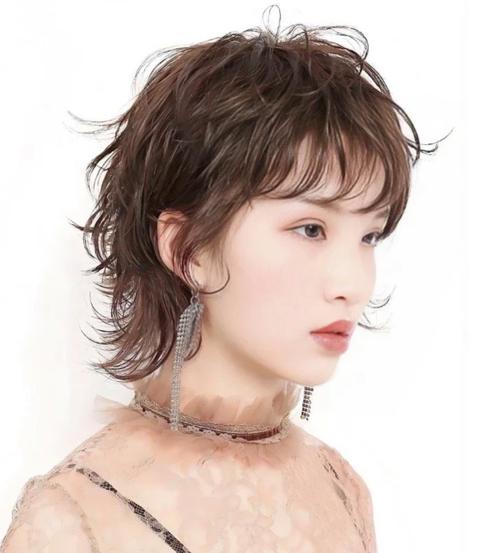 女装卷短发发型图片大全-图3