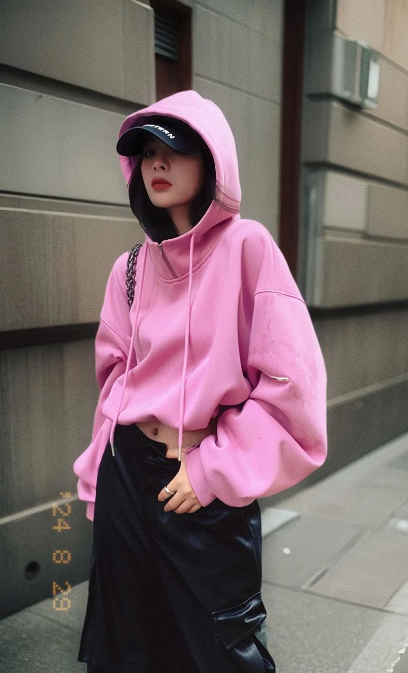 女装粉色大卫衣搭配图片-图1