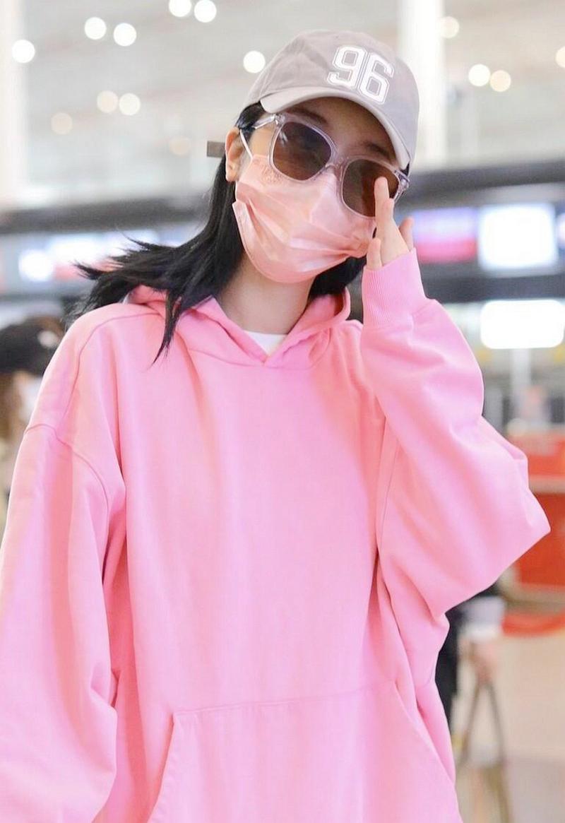 女装粉色大卫衣搭配图片-图3