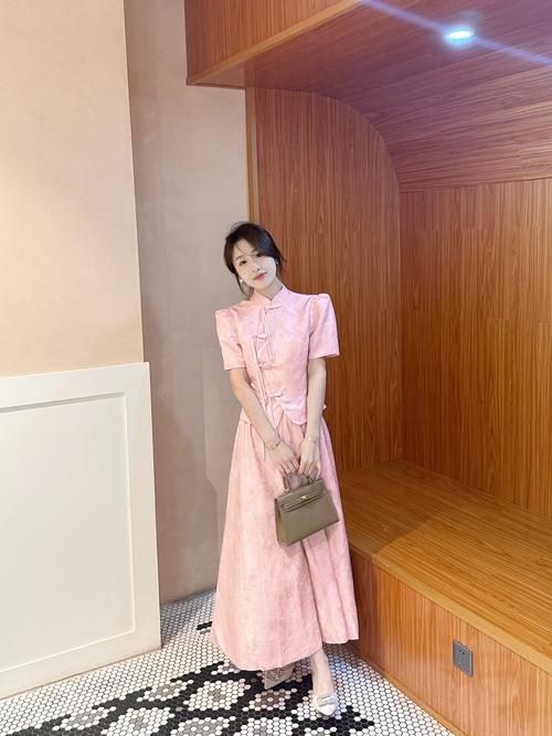 夏季婚礼穿什么女装既得体又时髦？-图2