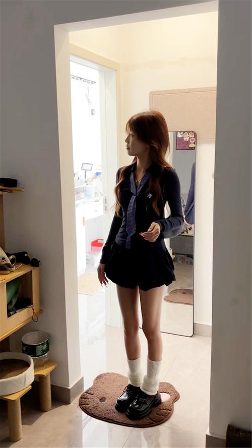 2025学院风女装街拍，如何穿出青春感与个性？-图2