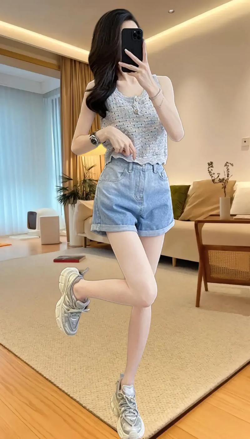 牛仔短裤怎么搭好看？-图1