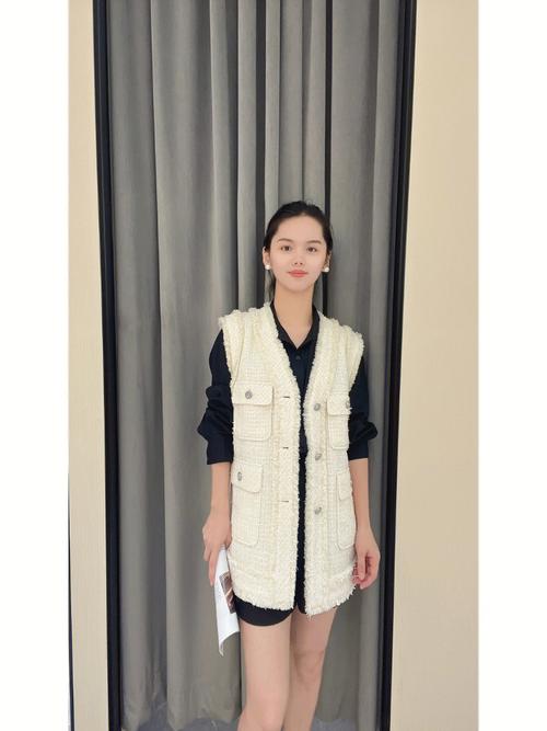 无袖长马甲女装怎么搭才好看？-图3