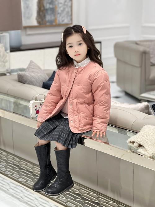 贵州雪妮童装女装，为何能兼顾童趣与成人时尚？-图1