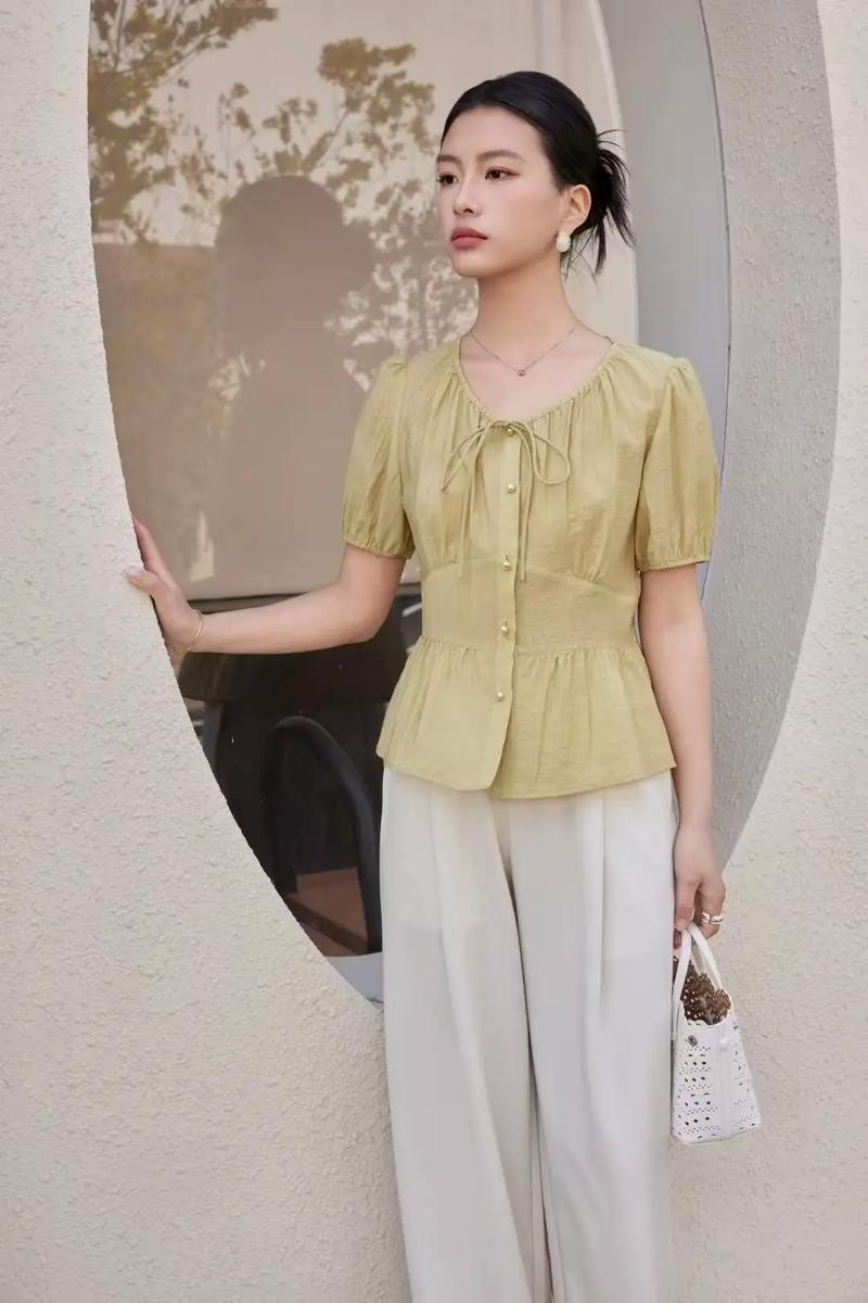 千百惠女装2025夏装有哪些新亮点？-图1