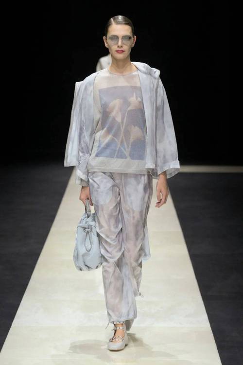 阿玛尼2025女装系列有何新设计灵感？-图3