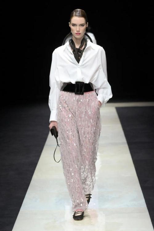 阿玛尼2025女装系列有何新设计灵感？-图2