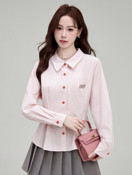 2025秋季女装趋势？新款设计有何亮点？-图1