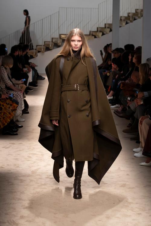 2025秋冬女装秀场，哪些元素将定义新风尚？-图2