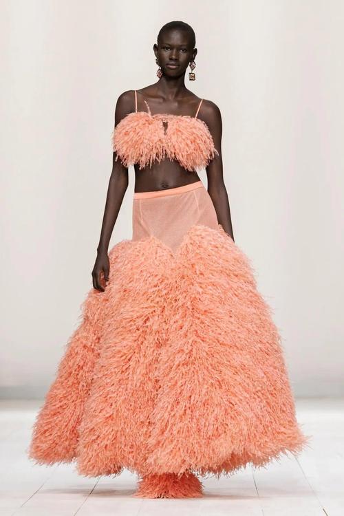 纪梵希2025春夏女装，如何延续优雅新篇章？-图2