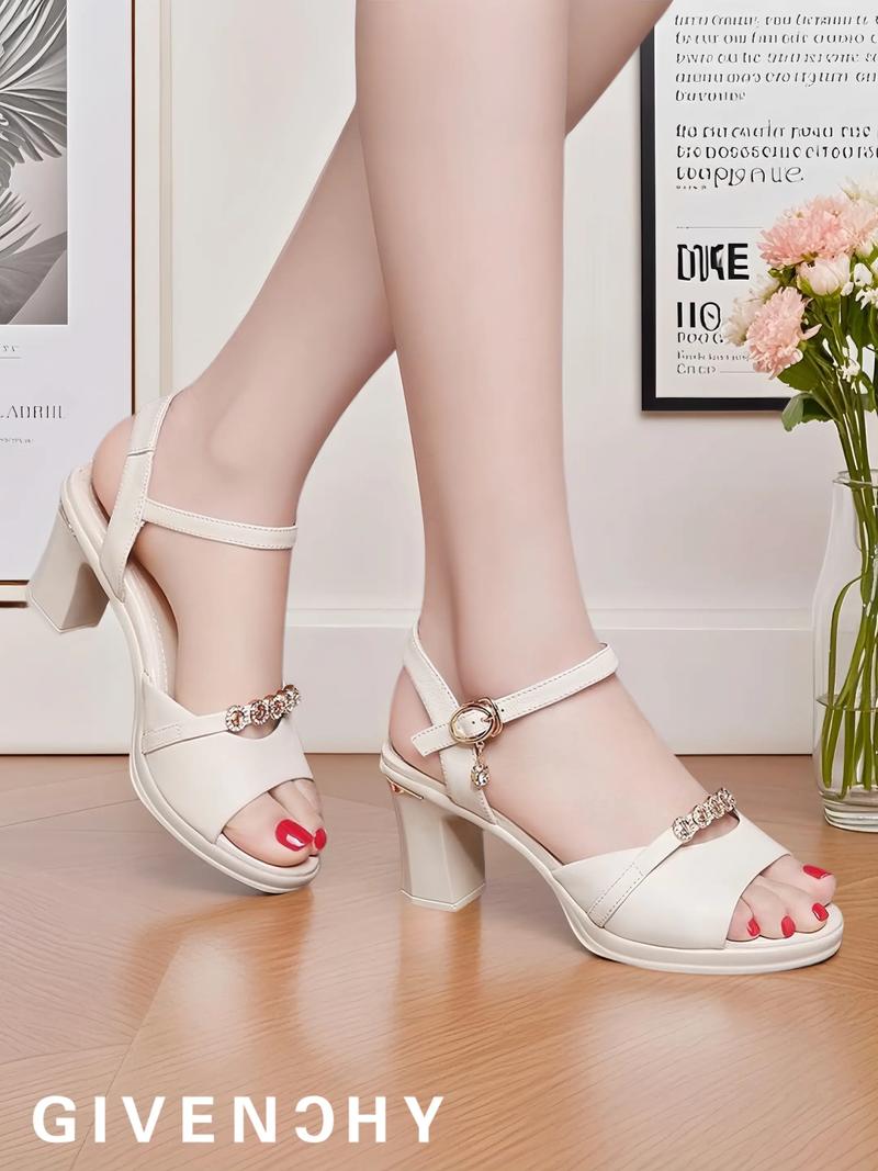 2025新款女装凉鞋，今年流行什么款式？-图2