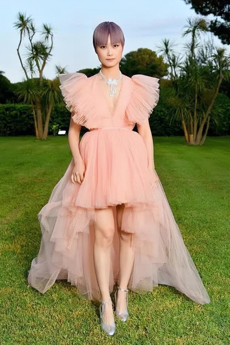 李宇春女装造型有何独特魅力？-图1