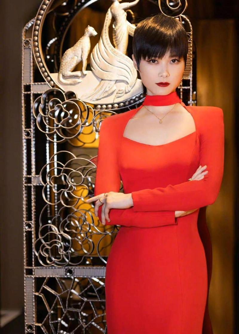 李宇春女装造型有何独特魅力？-图2