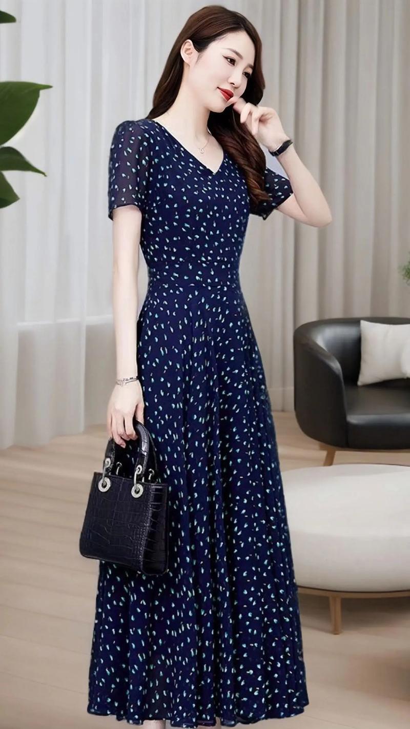 夏天穿什么连衣裙子好看又凉快？-图1