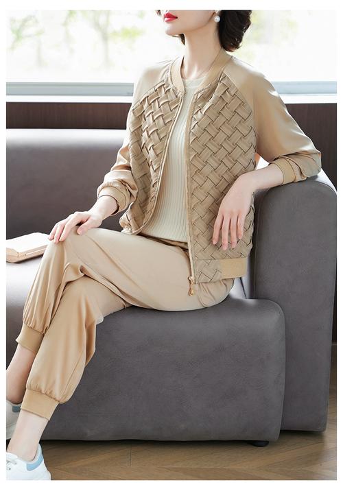 2025中年套装女装选款有哪些时尚方向？-图2