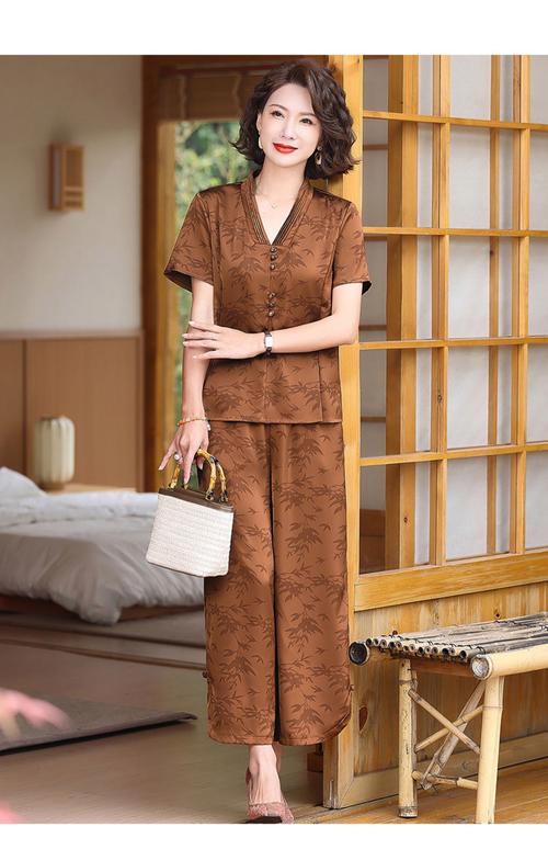 2025中年套装女装选款有哪些时尚方向？-图3