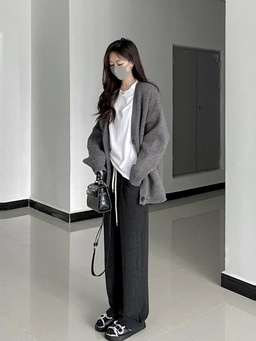 女装灰色短毛衣搭衬衣-图1