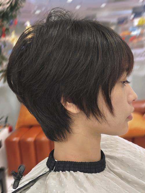 学生头剪发图片，怎么搭配女装更合适？-图1